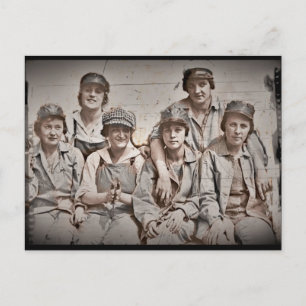 Carte Postale Groupe des ouvriers du chantier naval sur quai