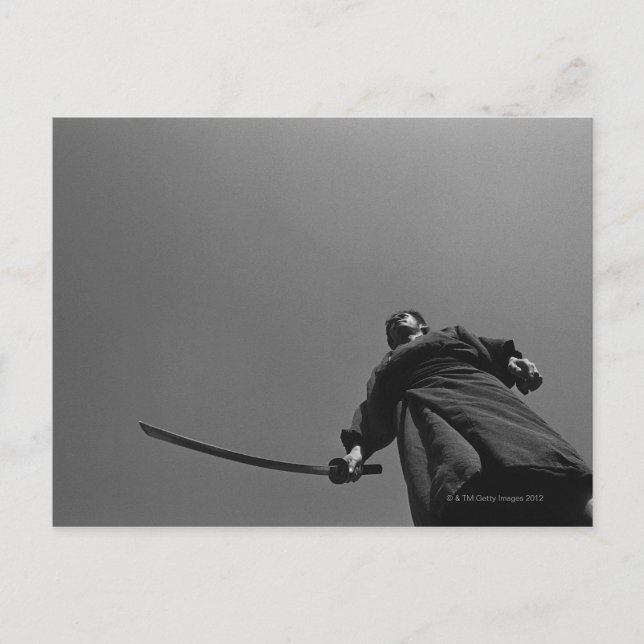 Carte Postale Guerrier samouraï debout, tenant une épée 2 (Devant)