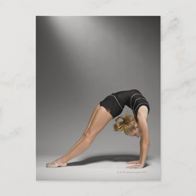 Carte Postale Gymnaste féminin étirement, studio photo 2 (Devant)