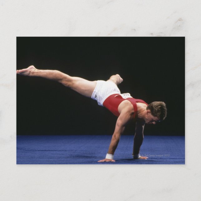 Carte Postale Gymnaste masculin exécutant une routine dans le so (Devant)
