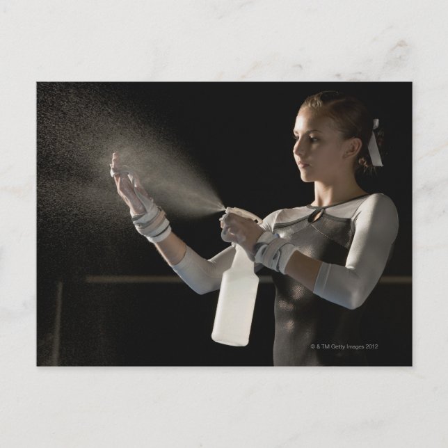 Carte Postale Gymnaste pulvérisation d'eau sur les mains (Devant)