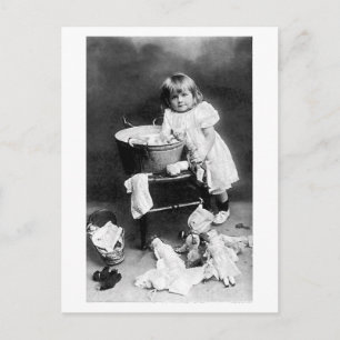 Carte Postale h304 Fille édouardienne avec linge de poupée