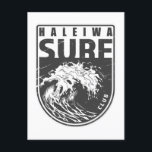 Carte Postale Haleiwa Surf Club Hawaii Emblem<br><div class="desc">Design Haleiwa Surf Club avec illustration de vague océanique dans un style badge.</div>