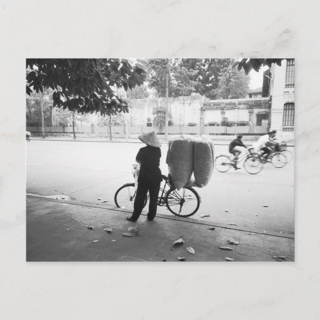 Carte Postale Hanoi Vietnam, Bicyle Delivery Woman (NR) (Devant)