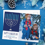 Carte Postale Happy Hanoukka Family Photo Cute Blue Menorah<br><div class="desc">Cette jolie carte postale à la mode Happy Hanoukka présente une belle menorah sur un arrière - plan bleu à côté de votre jolie photo pour enfants. Cette belle carte postale de vacances en photo juive présente votre propre photo à côté de votre nom de famille.</div>