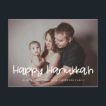Carte Postale Happy Hanoukka photo de famille de vacances<br><div class="desc">Une typographie moderne pour cette collection carte photo. Pour customiser avec votre photo de famille préférée. Vous pouvez aussi facilement changer la couleur de la police à votre goût.</div>