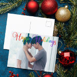Carte Postale Happy Holidays Rainbow Script LGBTQ Couple Photo<br><div class="desc">Elégant Happy Holidays photo carte postale avec magnifique arc-en-ciel typographie cursive. Cette carte postale moderne de la famille de vacances LGBTQ présente un script magnifique et votre nom en blanc sur la photo de fond d'un couple LGBT. Personnalisez avec votre message de Noël au dos.</div>