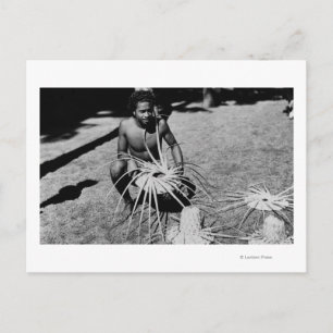 Carte Postale Hawaii - Homme faisant des Casquettes de noix de c