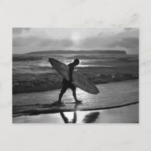 Carte Postale Hawaiian Surfer Heading Home, Black and White