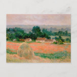 Carte Postale Haystack à Giverny - Claude Monet - 1886<br><div class="desc">Montrez aux gens votre style et votre raffinement avec cette reproduction d'une oeuvre d'art fine intitulée "Haystack at Giverny" par Claude Monet. Paysage montrant une botte de foin dans un champ avec une ferme dans l'arrière - plan. Peint vers 1886.</div>