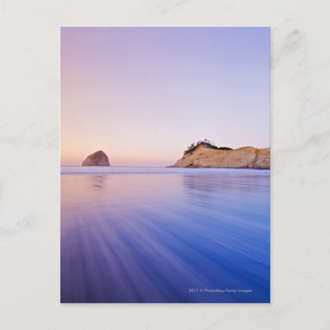Carte Postale Haystack Rock At Dawn Blurred Blue Purple Waves (Devant)