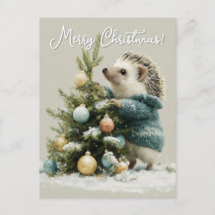 Carte Postale Hérisson dans un pull décorant un sapin de Noël