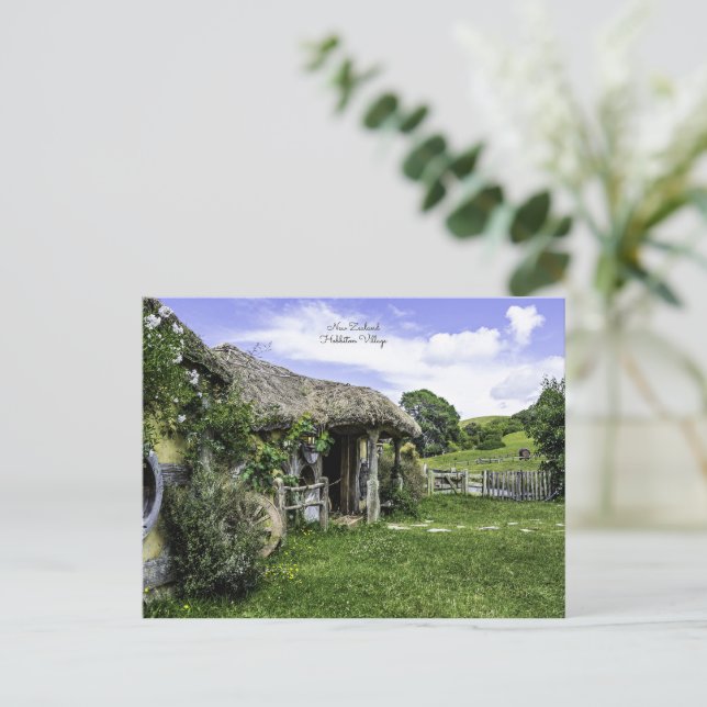 Carte Postale Hobbiton Village, Nouvelle-Zélande, (Debout devant)