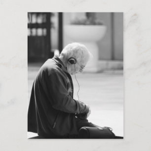 Carte Postale Homme âgé écoutant de la musique
