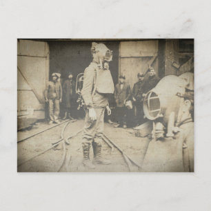 Carte Postale Homme avec casque d'oxygène à une mine de charbon