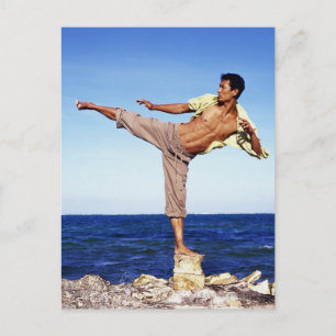 Carte Postale Homme en position de tir en arts martiaux, sur la