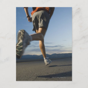 Carte Postale Homme en tenue de course sportive