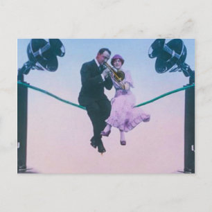 Carte Postale Homme et femme assis sur le fil de téléphone 1900