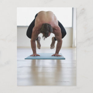 Carte Postale Homme faisant de l'exercice sur un tapis de yoga