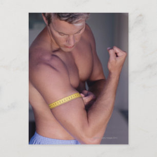 Carte Postale Homme mesurant biceps