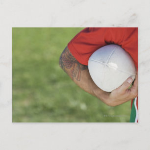 Carte Postale Homme portant une balle de rugby