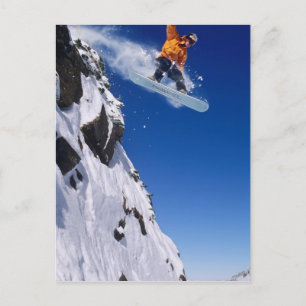 Carte Postale Homme sur un snowboard sautant d'une corniche à