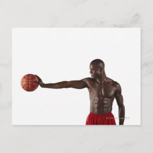 Carte Postale Homme tenant du basket-ball