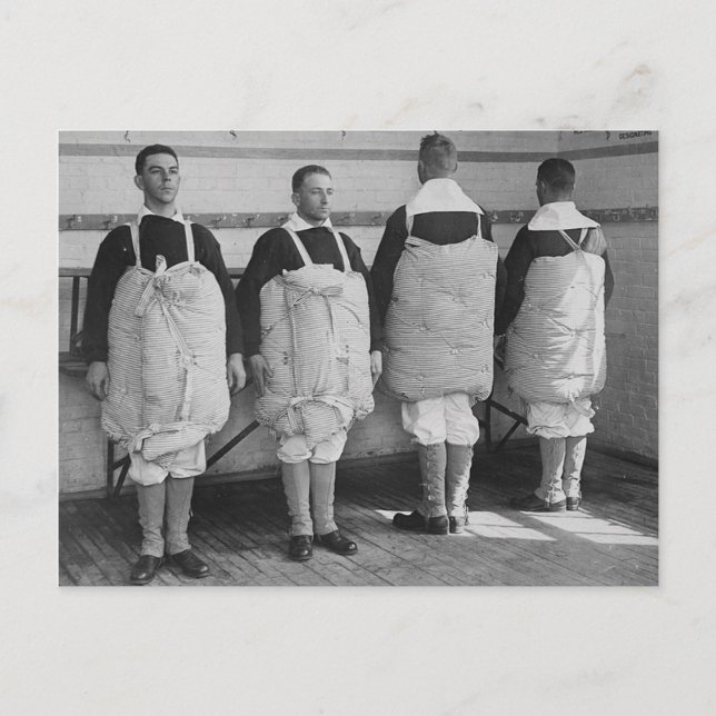 Carte Postale Hommes vintages habillés en matelas (Devant)