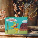 Carte postale Howdy Retro Western Cowgirl<br><div class="desc">Dites bonjour avec un accent occidental. Cette carte postale présente une illustration de style rétro d'une cowgirl à cheval dans un paysage occidental avec le message HOWDY! écrit dans les nuages. Le verso de cette carte postale est vide pour que vous écriviez votre propre message et l'adresse du destinataire.</div>