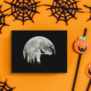 Carte Postale Husky debout sur une montagne Halloween effrayante