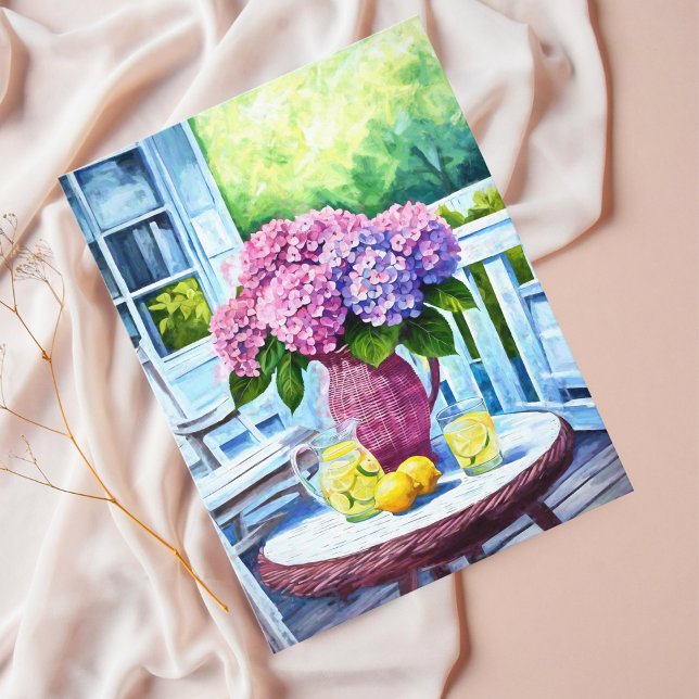 Carte Postale Hydrangée violette avec Lemonade sur Porc en osier (Share sunny greetings with this vibrant hydrangea and lemonade summer postcard.)