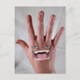 Carte Postale Il a une main de poche moyenne !