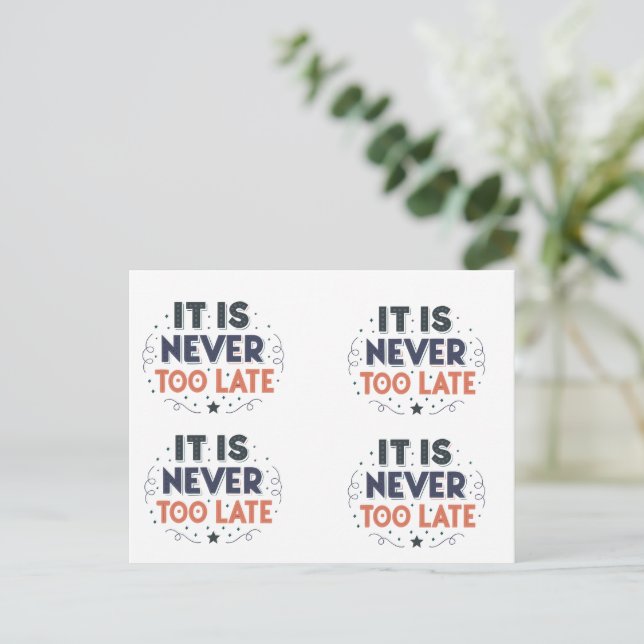 Carte Postale « Il n'est jamais trop tard » Typographie motivati (Debout devant)