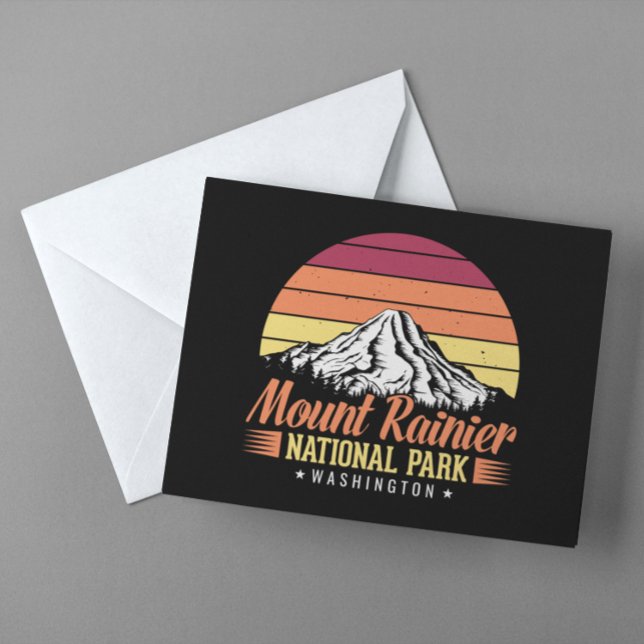 Carte Postale Illustration Rétro Coucher de Soleil Mont Rainier  (Retro Sunset Mount Rainier Washington Illustration Postcard)