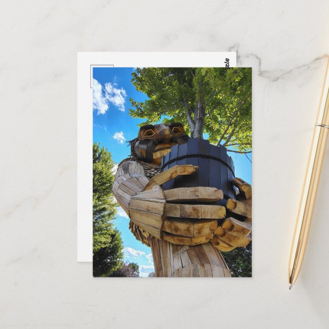 Carte Postale Incroyable Troll soutient un arbre  (Devant/Arrière en situation)