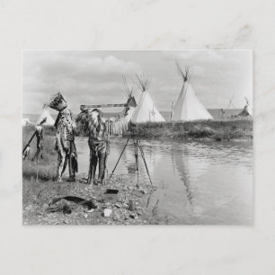 Carte Postale Indiens regardant des négatifs photographiques, 19