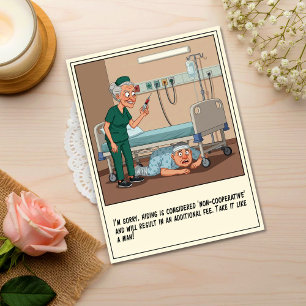 Carte Postale Infirmière sinistre chasse un patient sous son lit