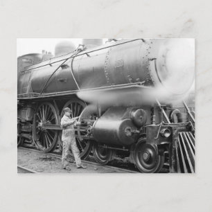 Carte Postale Ingénieur huilant une locomotive, 1904