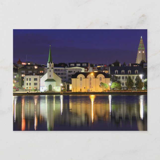 Carte Postale Islande - Août Minuit dans le centre-ville de Reyk (Devant)