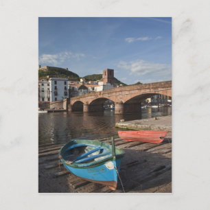 Carte Postale Italie, Sardaigne, Bosa. Vue sur la ville le long