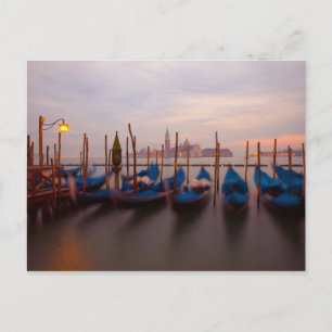 Carte Postale Italie, Venise. Gondoles ancrées au crépuscule.