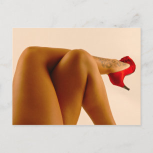 Carte Postale Jambes nues croisées de la femme avec talons rouge