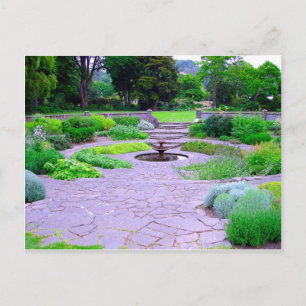 Carte Postale Jardin aux herbes circulaires avec fontaine, Duned