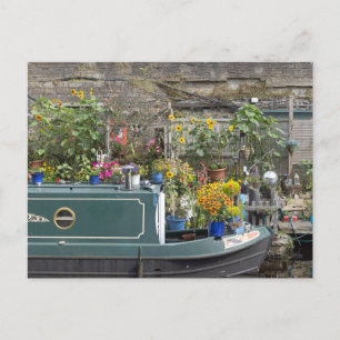 Carte Postale Jardin fleuri et bateau étroit