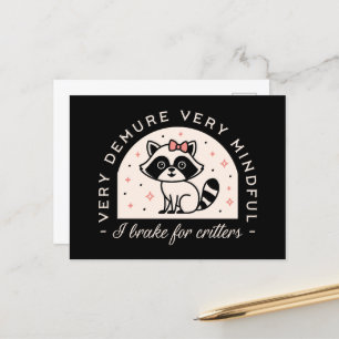 Carte Postale Je freine pour les créatures drôles raccoon