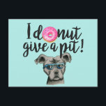 Carte Postale Je Ne Donne Pas Un Truc | Funny Pit Bull Terrier D<br><div class="desc">Il s'agit d'un jeu de mots amusant qui dit "Je ne donne pas de trou". Un tableau aquarelle d'une beigne rose avec des arrosées colorées et un pit bull dog est à l'honneur. Le pit bull est gris et a des lunettes de soleil bleues.</div>