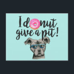 Carte Postale Je Ne Donne Pas Un Truc | Funny Pit Bull Terrier D<br><div class="desc">Il s'agit d'un jeu de mots amusant qui dit "Je ne donne pas de trou". Un tableau aquarelle d'une beigne rose avec des arrosées colorées et un pit bull dog est à l'honneur. Le pit bull est gris et a des lunettes de soleil bleues.</div>