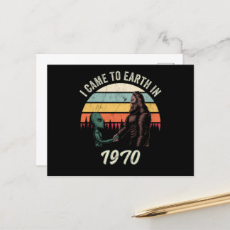 Carte Postale Je suis venu sur Terre en 1970 Alien & Bigfoot