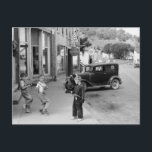 Carte Postale Jeu d'enfants au Wisconsin, années 1930<br><div class="desc">Vieille photo de garçons jouant aux flics et aux voleurs avec des pistolets à jouets,  Boscobel,  Wisconsin (ou peut-être Soldiers Grove). Photo de l'ASL prise en 1939 par le photographe John Vachon.</div>