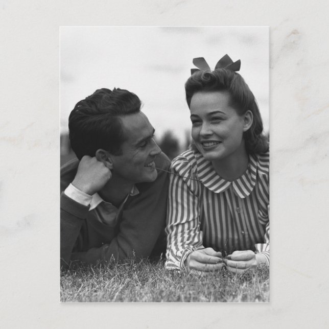 Carte Postale Jeune couple allongé sur l'herbe (Devant)